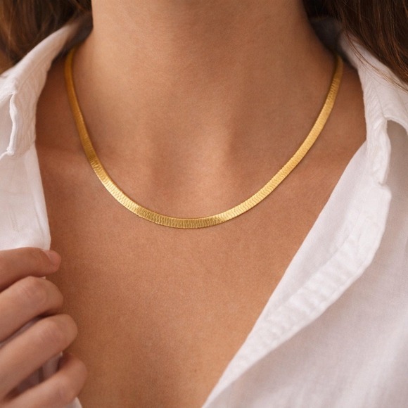 Jewelry - Necklace Gold Tone Flat Omega Snake Chain 16 Inch Minimalist Vintage Style 1524